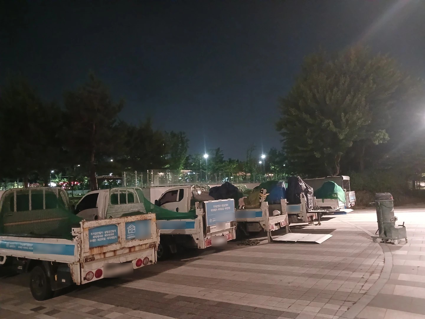 현장에 모인 송림바닥연구소 작업 차량