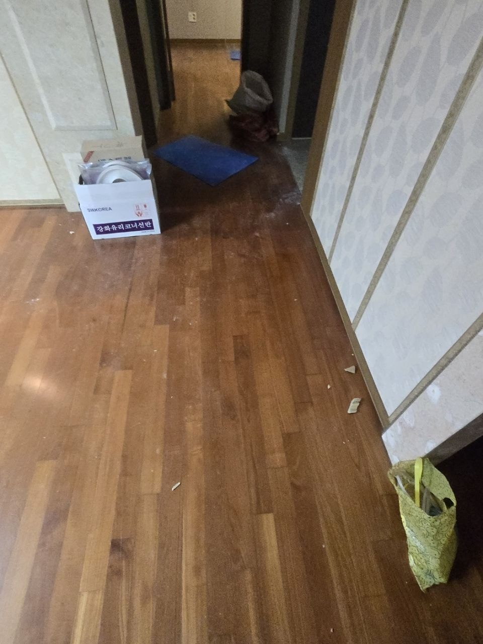경기 안양시 아파트 복도 마루철거 전