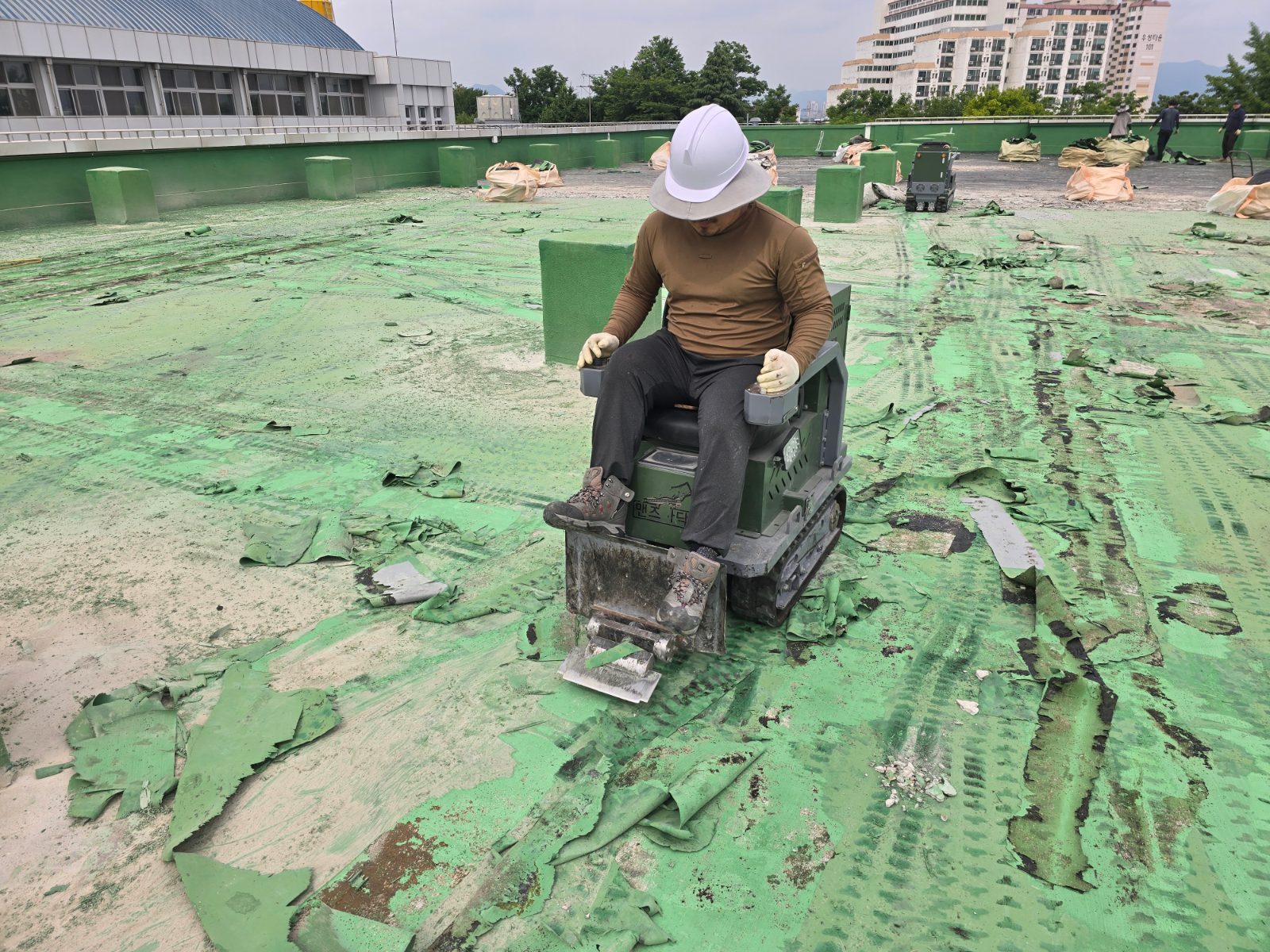 완주군 삼례읍 학교 옥상 탑승형 장비 철거 중